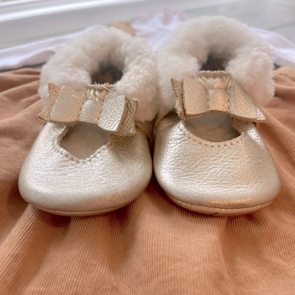 Hard Sole Freshly Picked Metallic Platinum Shearling Bow Moccasins w/Dust Cover - Picture 2 of 2